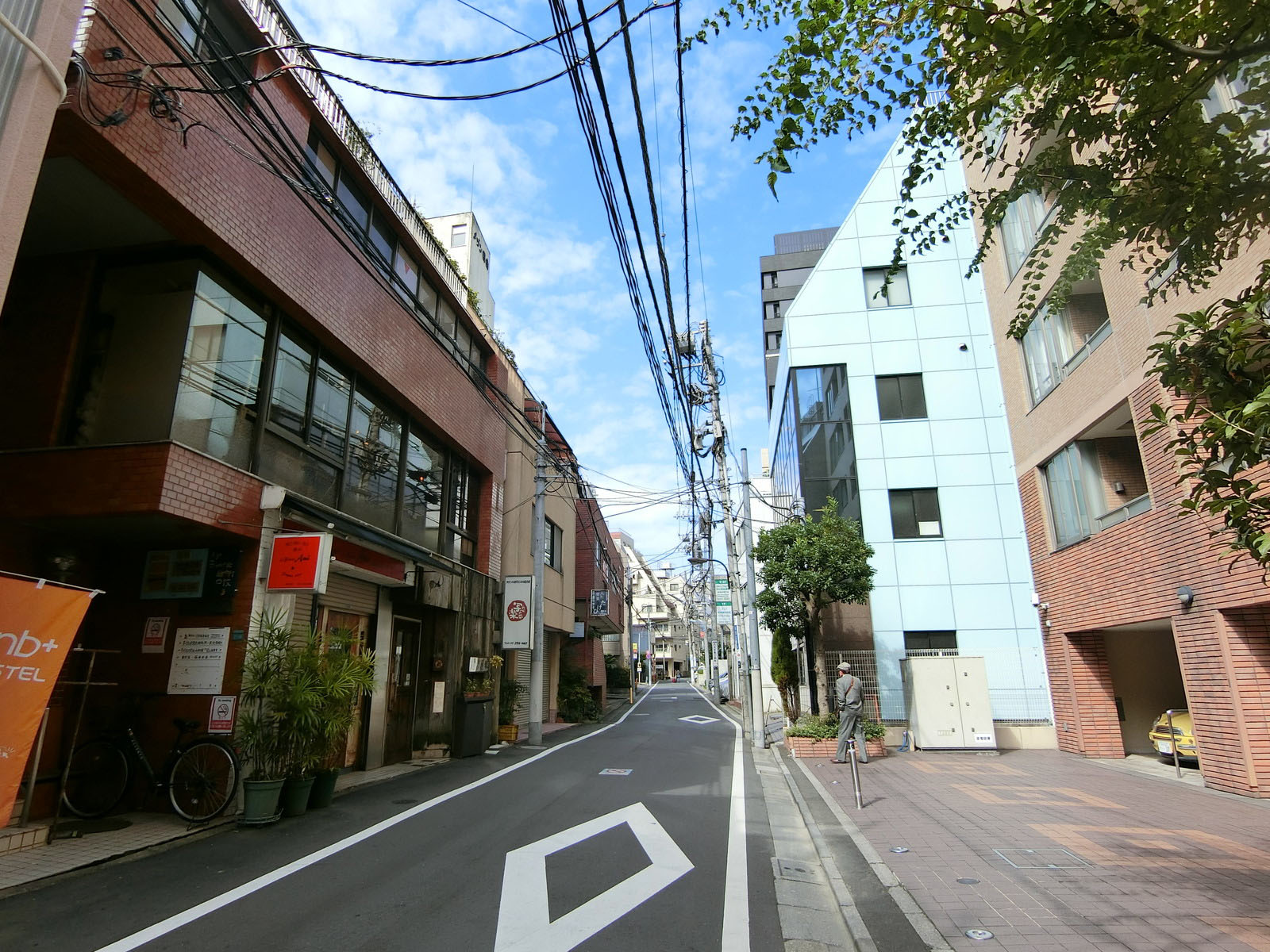 村松ビル前面の通り
