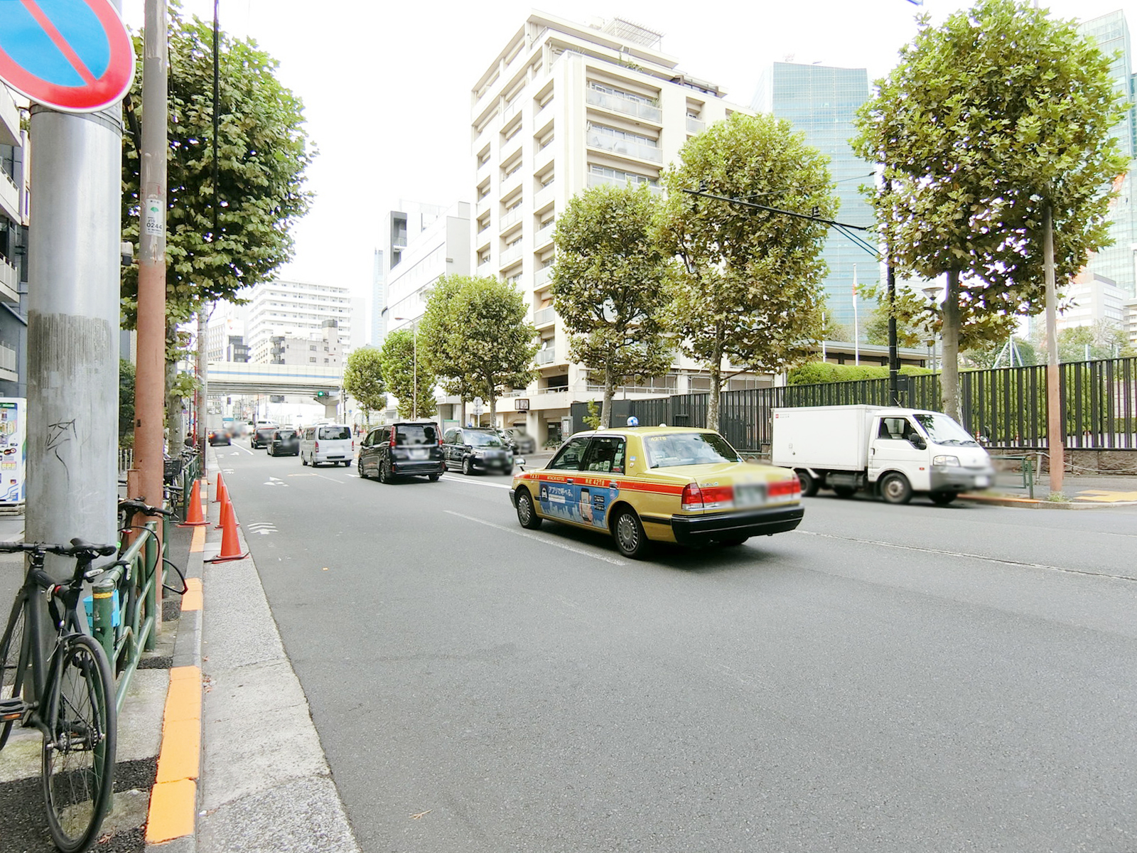 麻布誠工社ビル前面の外苑東通り