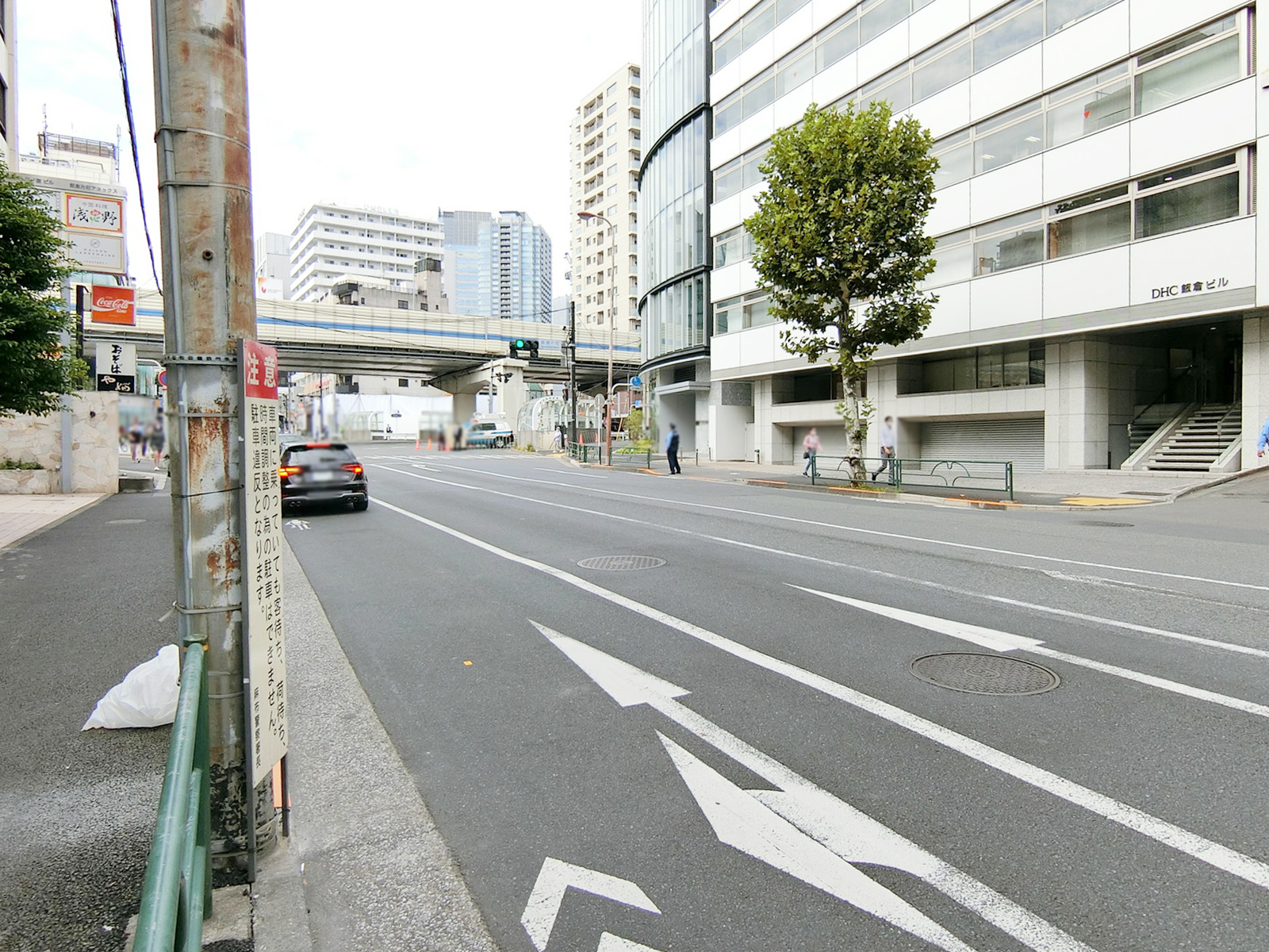 BLUE BLDG. AZABUDAI前面の外苑東通り