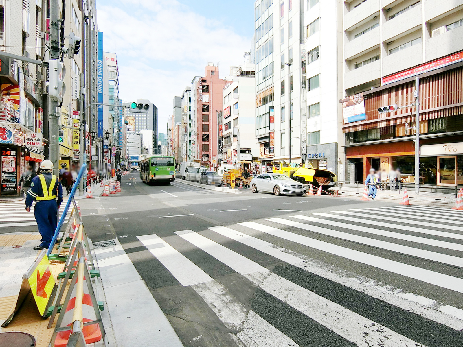 鳥勝ビル前面の外苑東通り