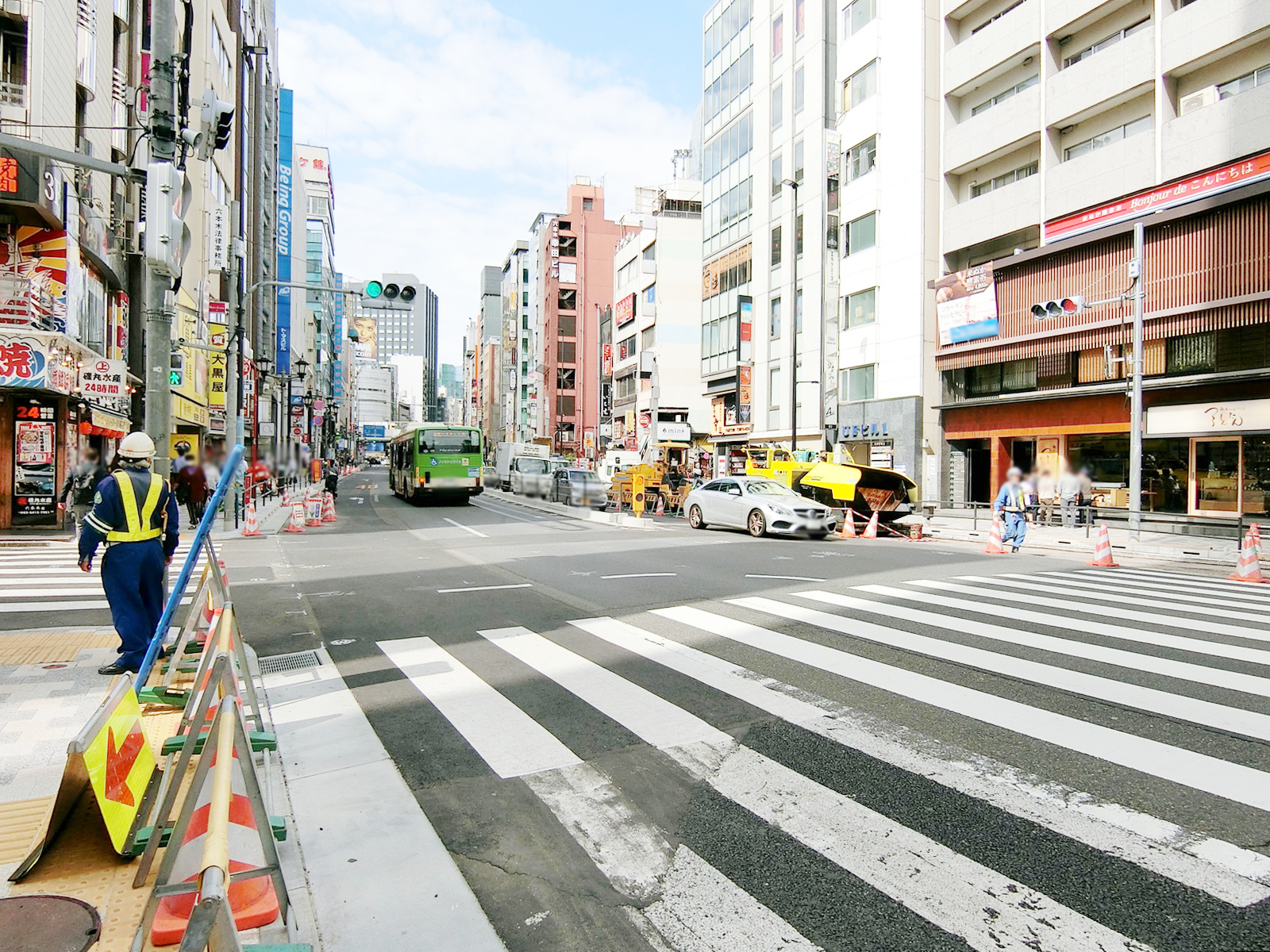 ユア六本木前面の外苑東通り