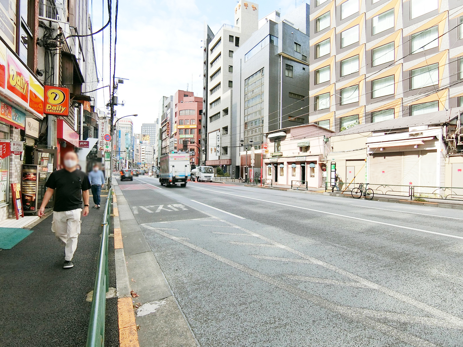 六本木エーワンビル前面の外苑東通り