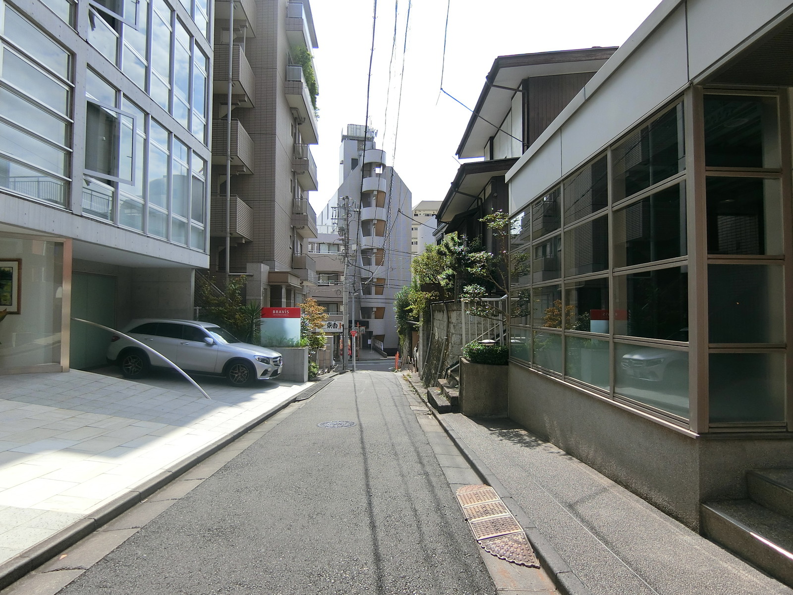 フィオーレ桜丘前面の通り