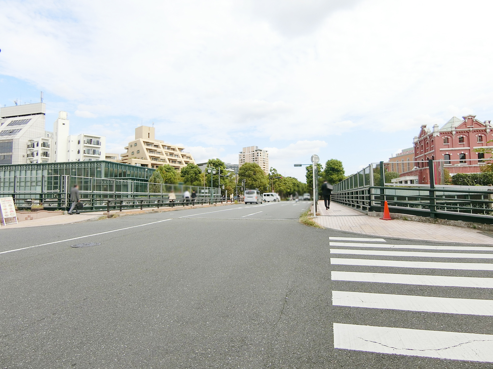 恵比寿プラックスビル前面の新茶屋坂通り