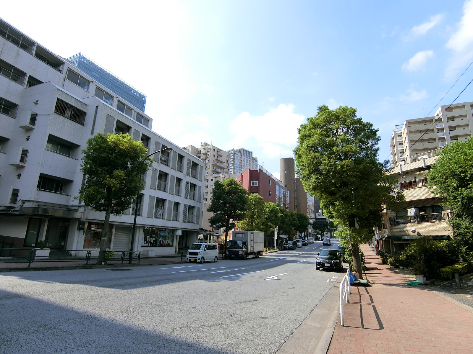 前田道路白金ビル前面の通り