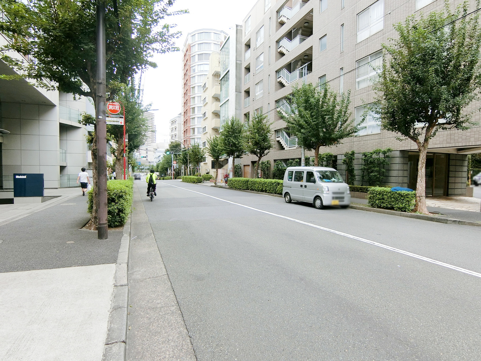 エムアイビル前面の通り