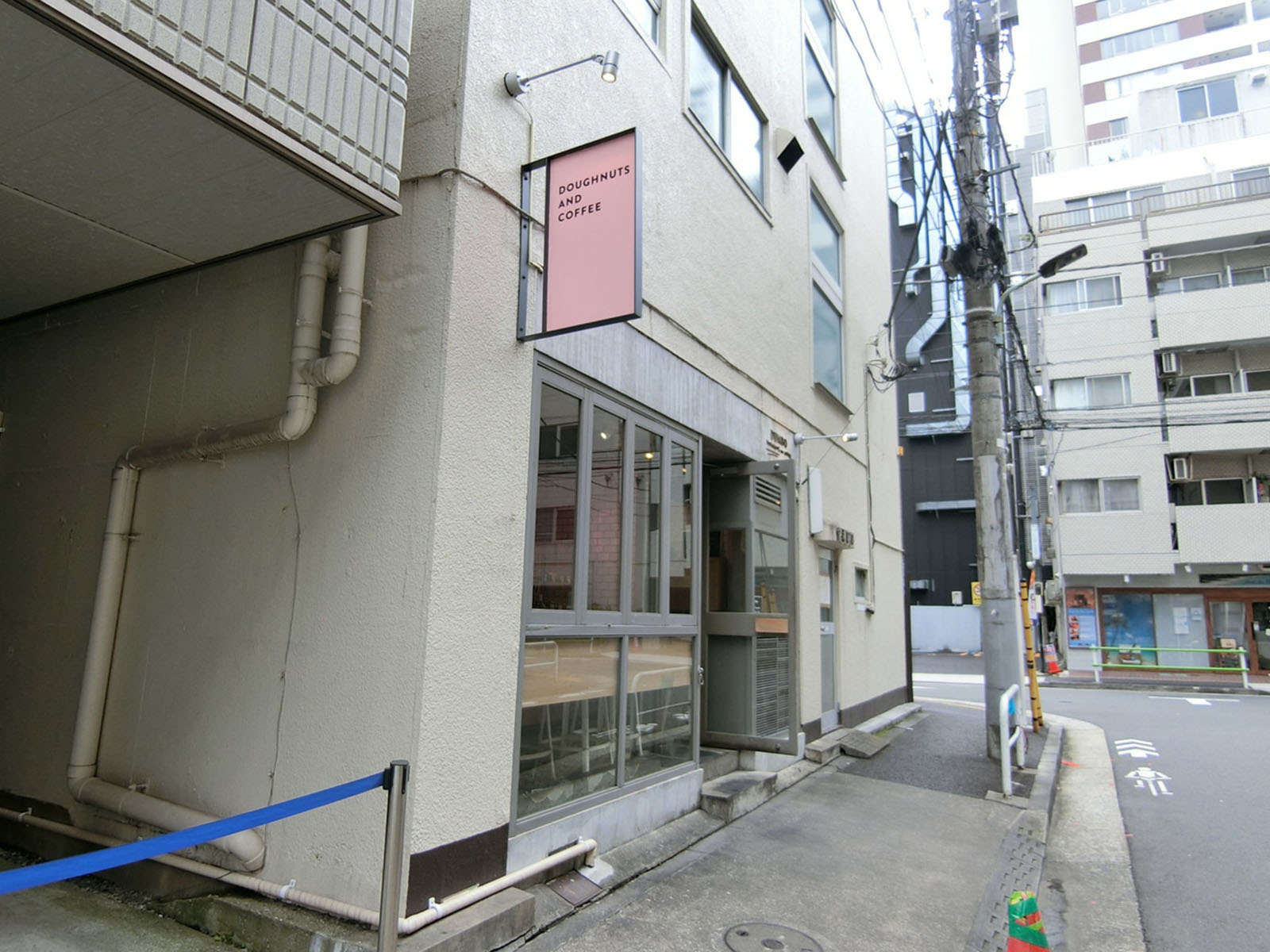 周辺には飲食店が点在