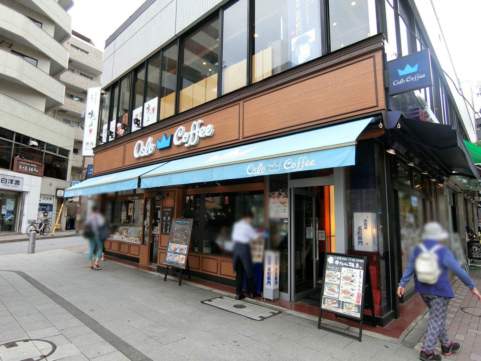 駅前には飲食店が複数あり
