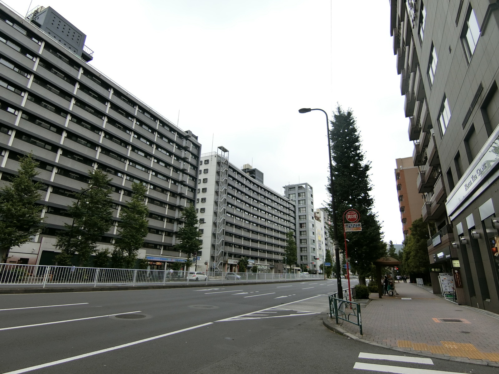 麻布十番髙木ビル前面の麻布通り
