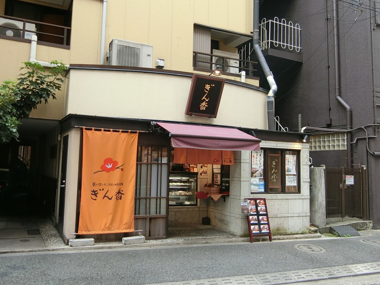 周辺には飲食店が点在