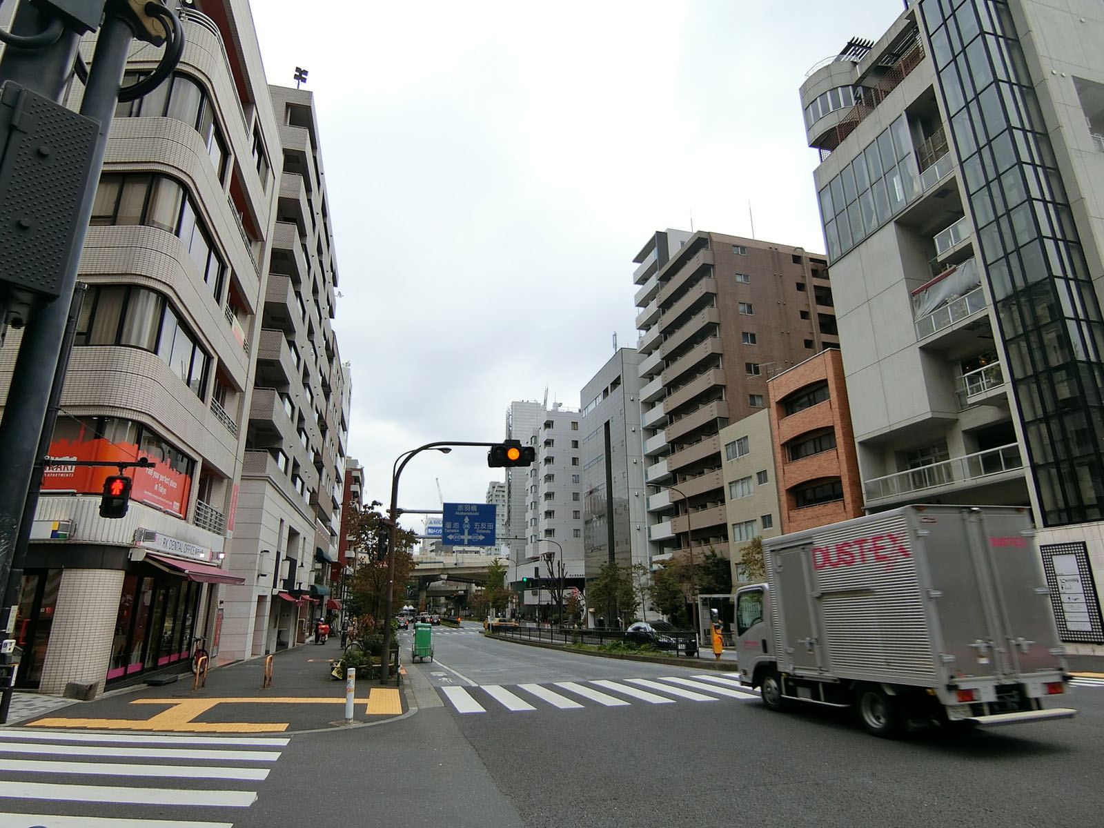深尾ビル前面の通り