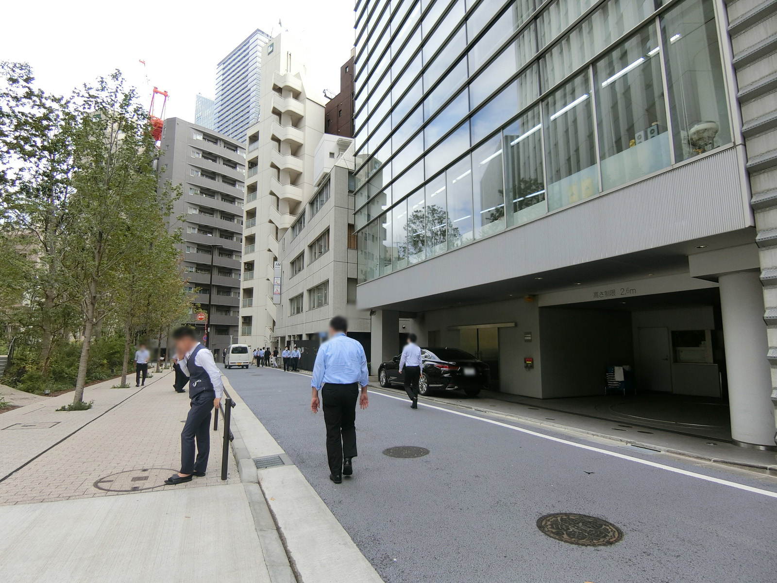 神谷町トラストタワー前面の通り