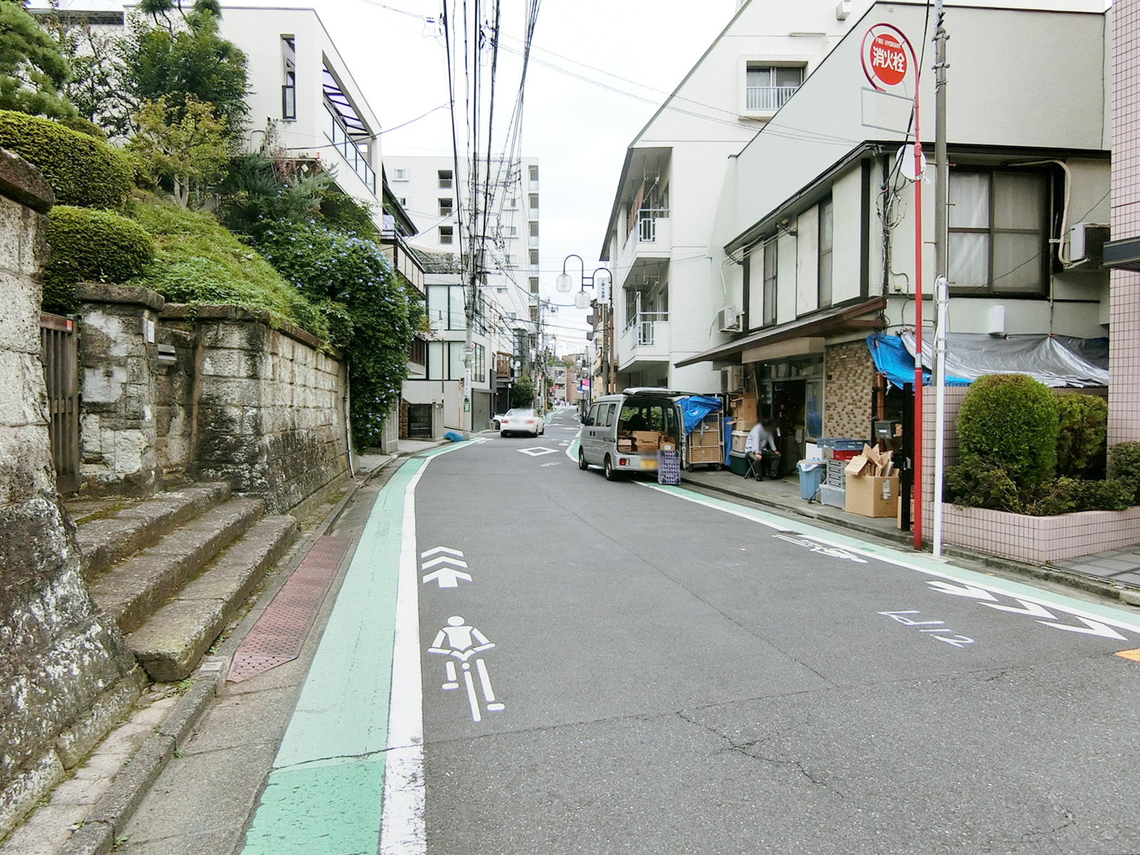 富ヶ谷小川ビル前面の上原水道通り商店街