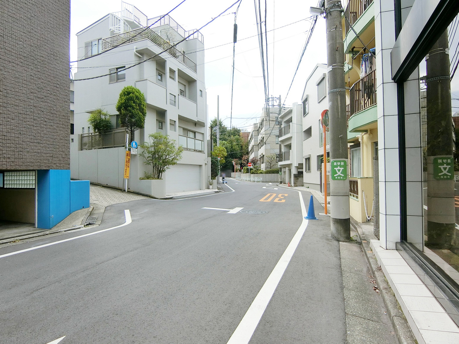 ペルファヴォーレビル前面の通り