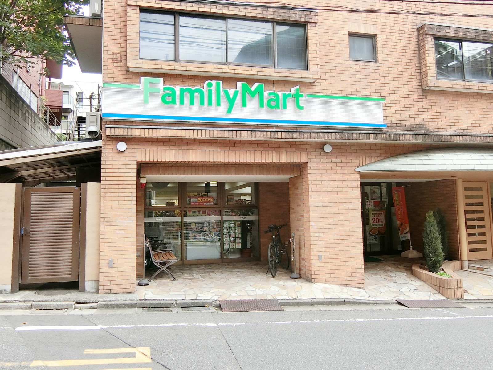 徒歩4分のファミリーマート 上原三丁目店
