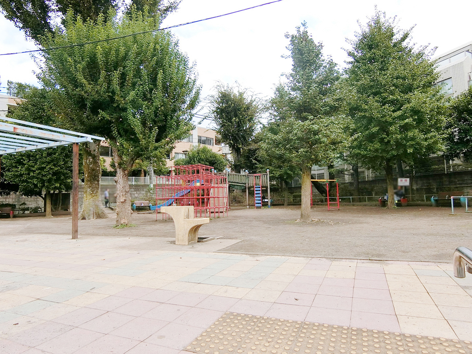 近くの渋谷区立上原公園
