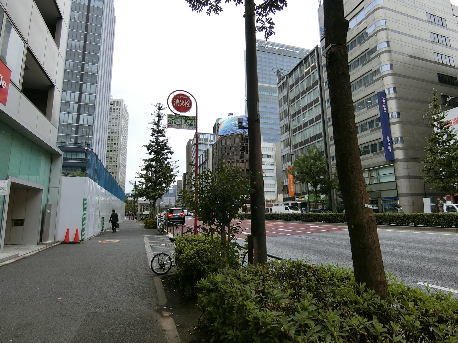 新橋SYビル前面の外堀通り