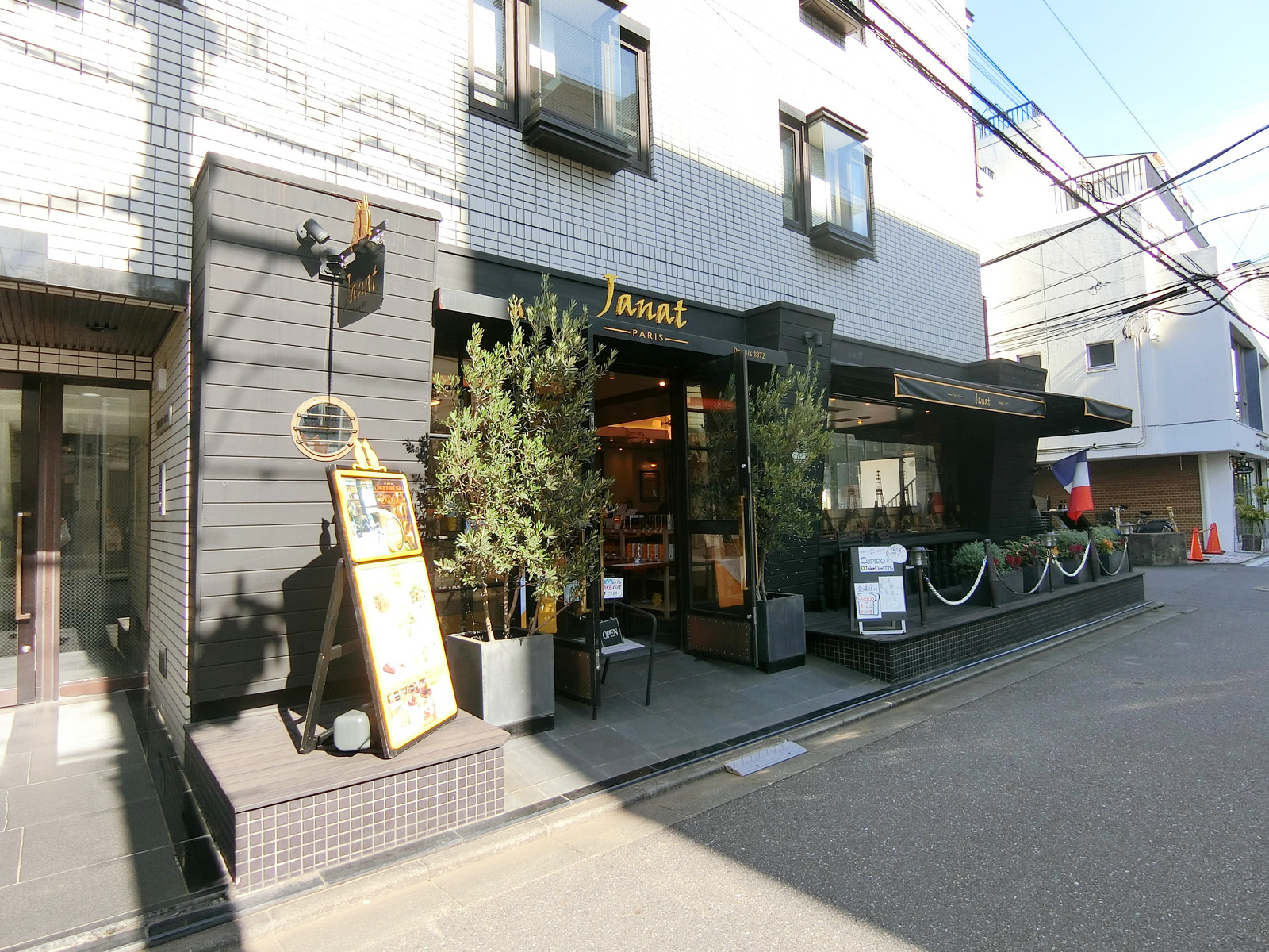 向かいのJANAT
