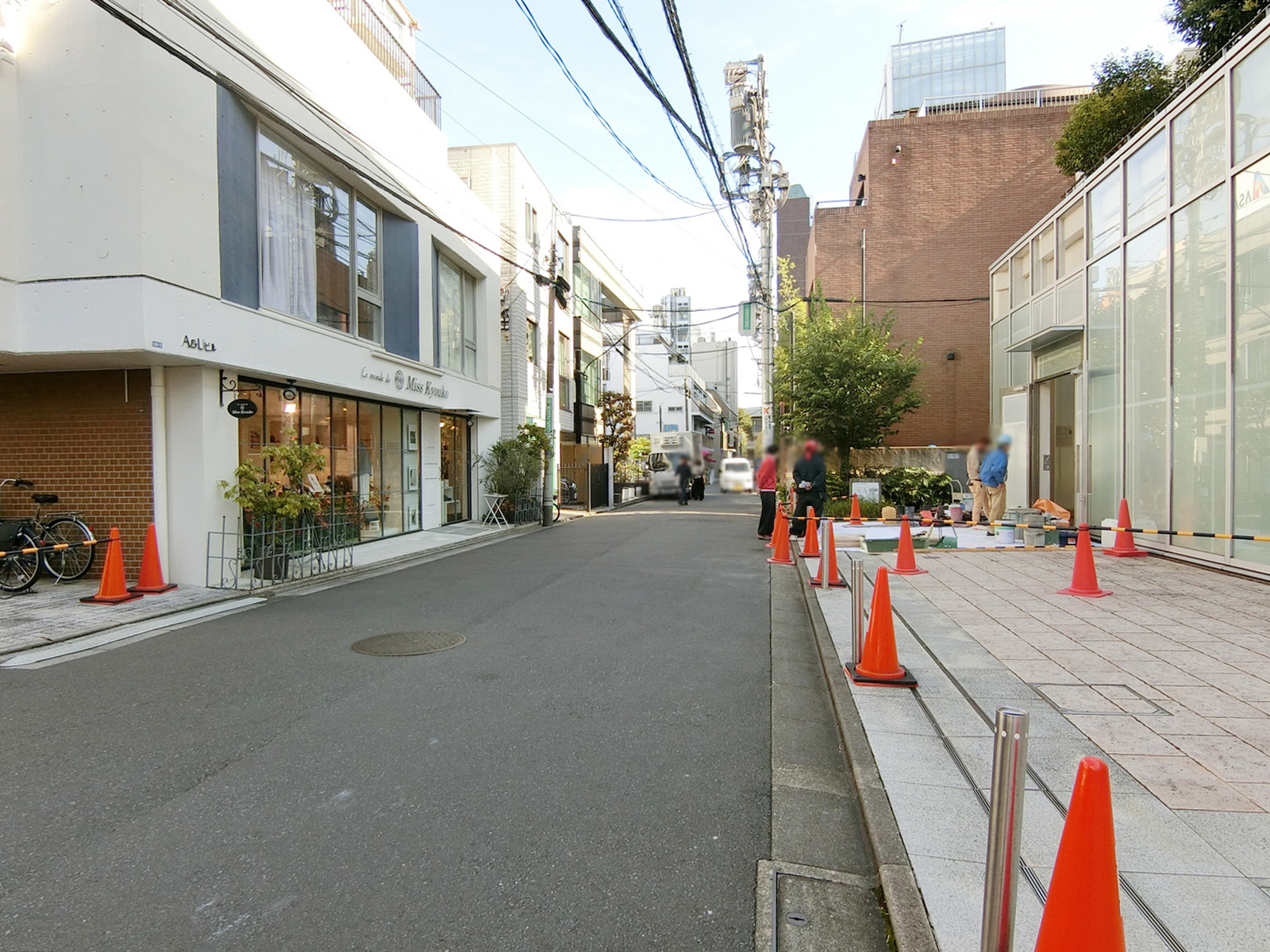 青山学院アスタジオ前面の通り
