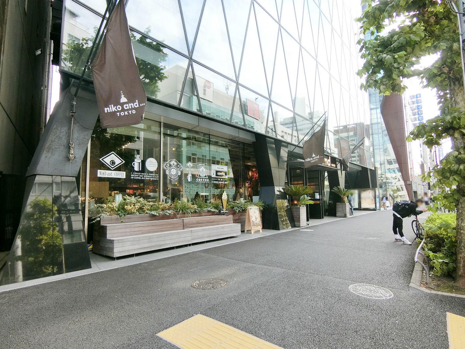 徒歩3分のniko and … TOKYO

