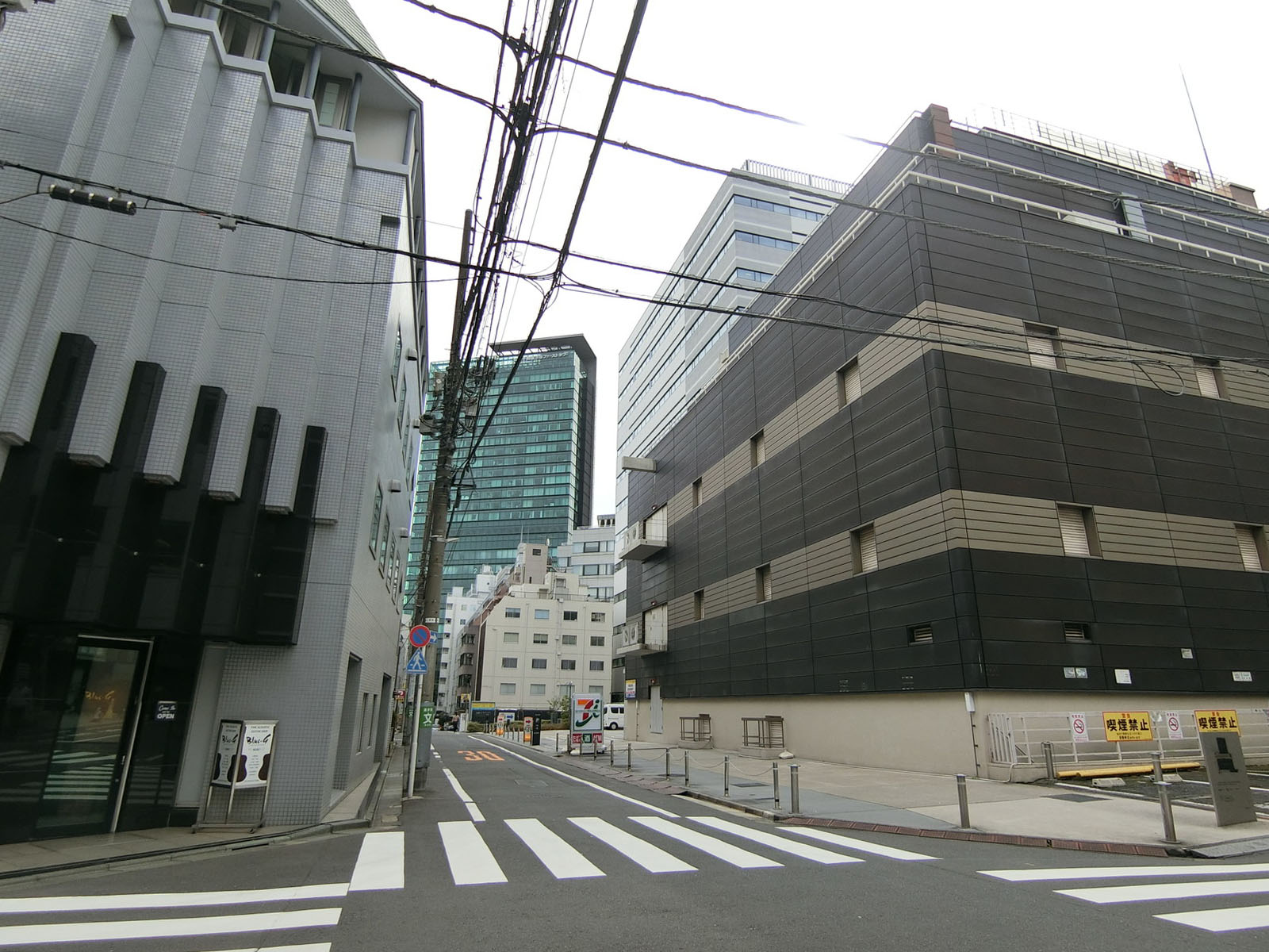 カケイビル青山前面の通り