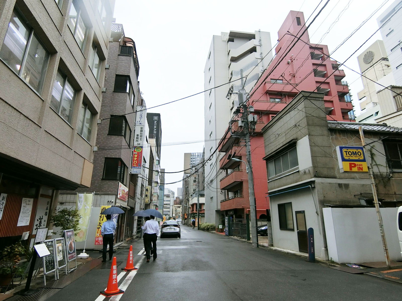 坂詰ビル前面の通り