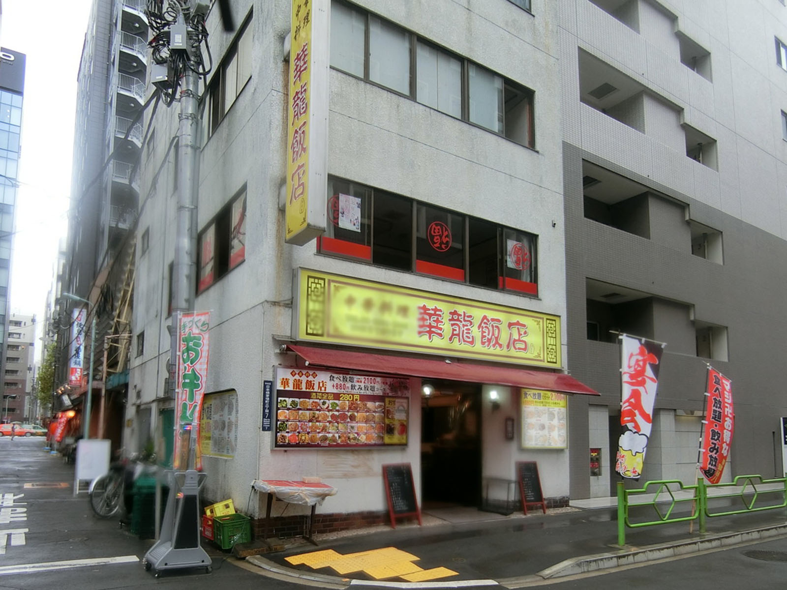周辺には飲食店が複数あり