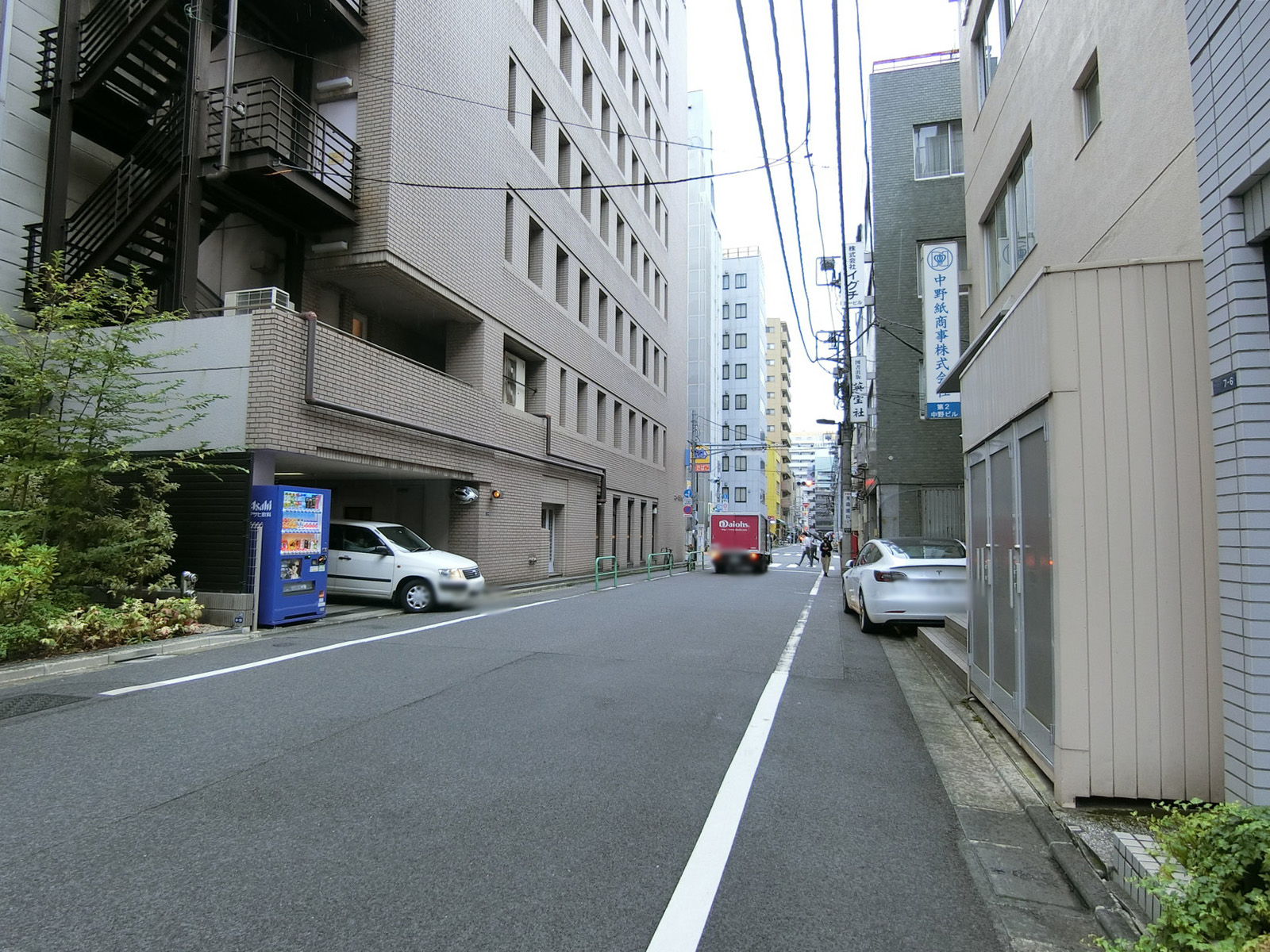 SAGAMIビル前面の通り