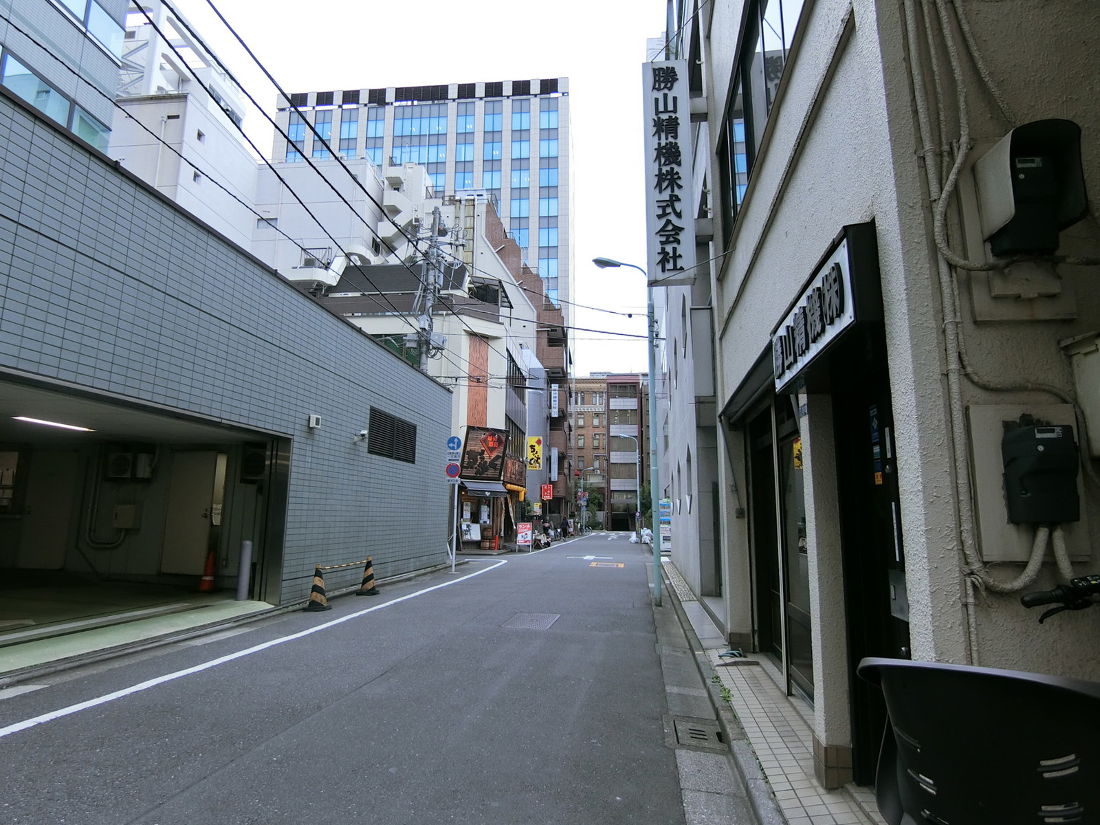 新商日本橋ビル前面の通り