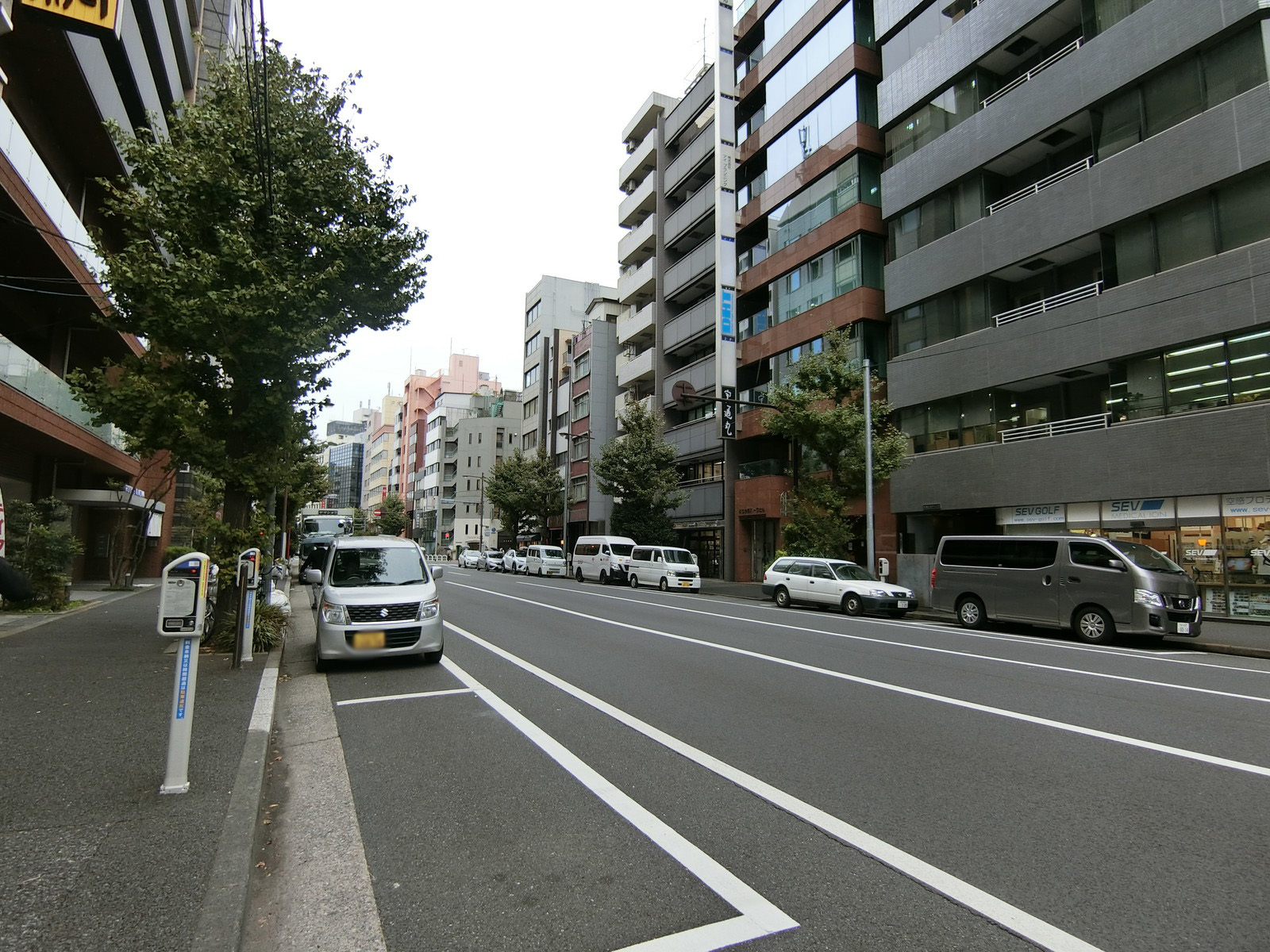井桁ビル前面の神田金物通り