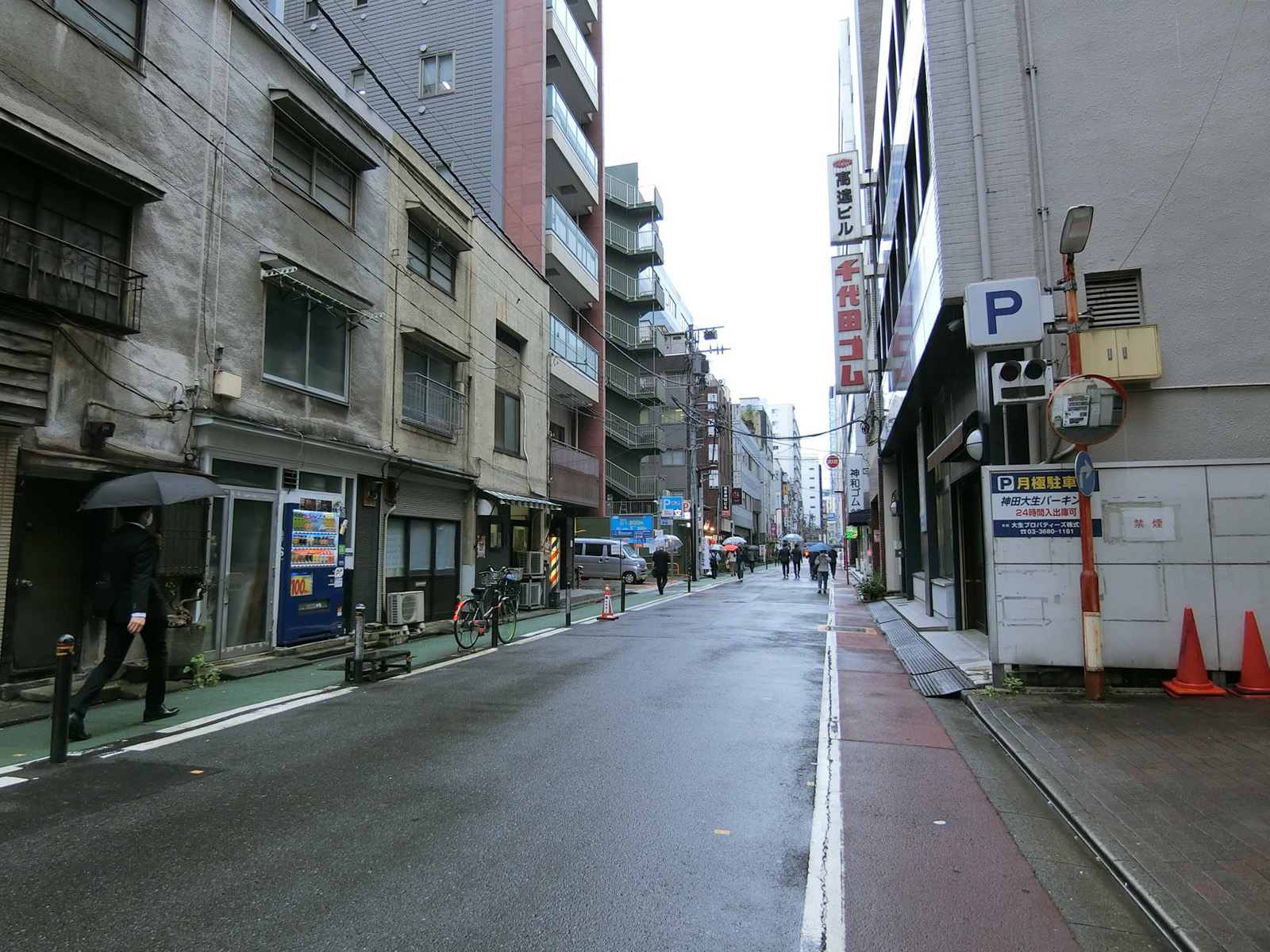 ニュー神田ビル前面の通り