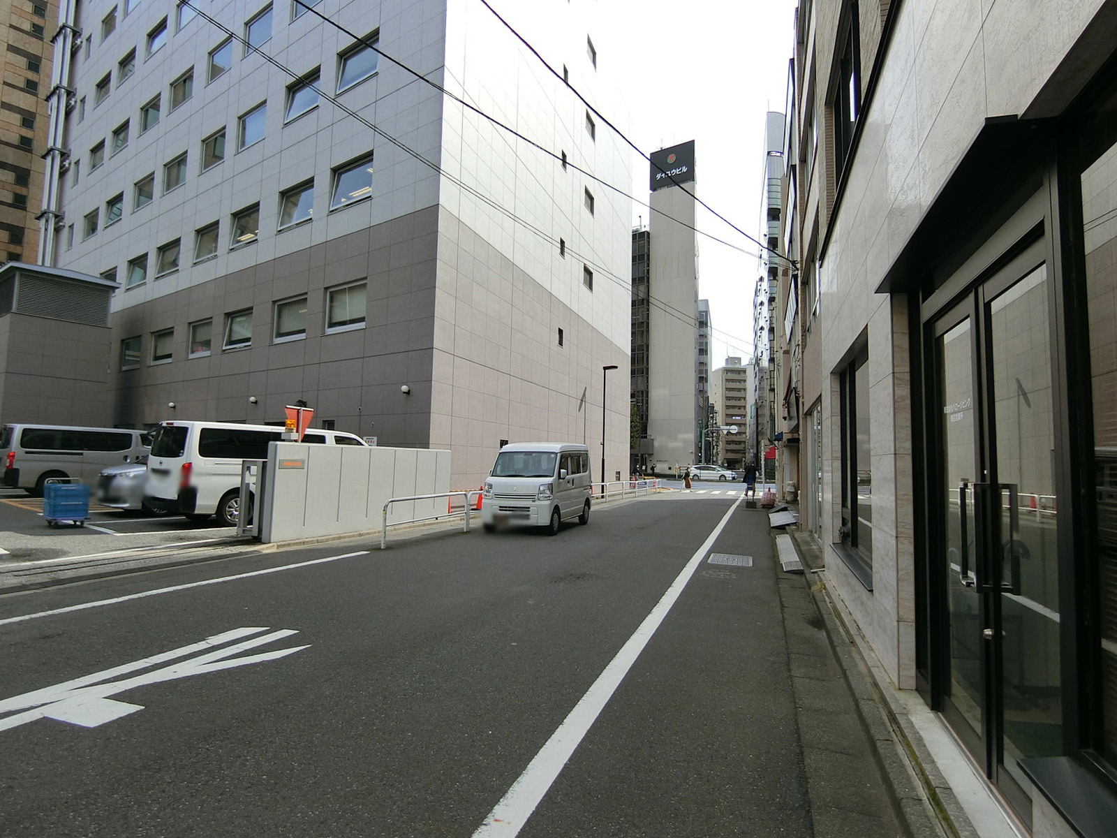ミノルビル前面の通り