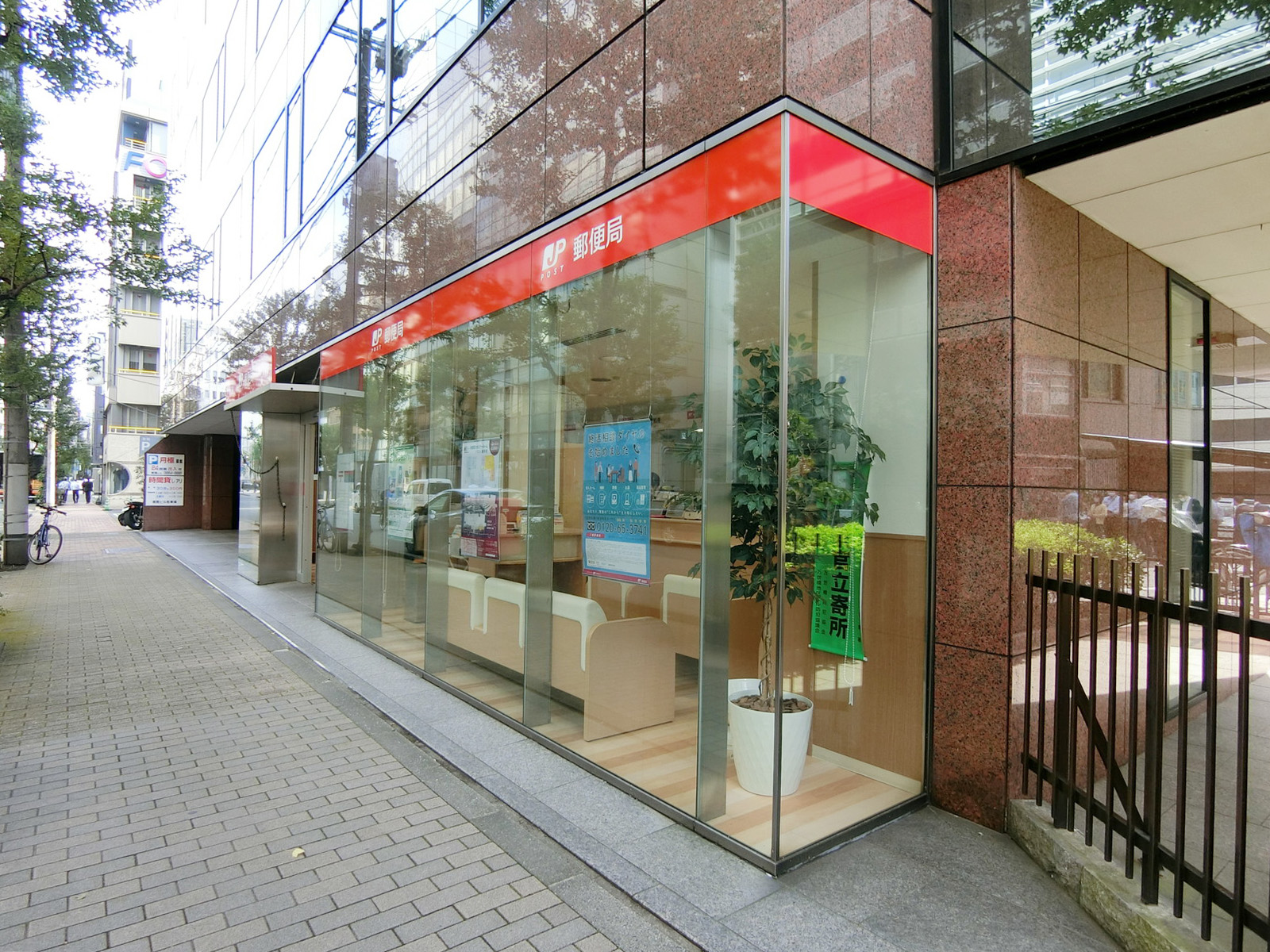 徒歩1分の東神田郵便局