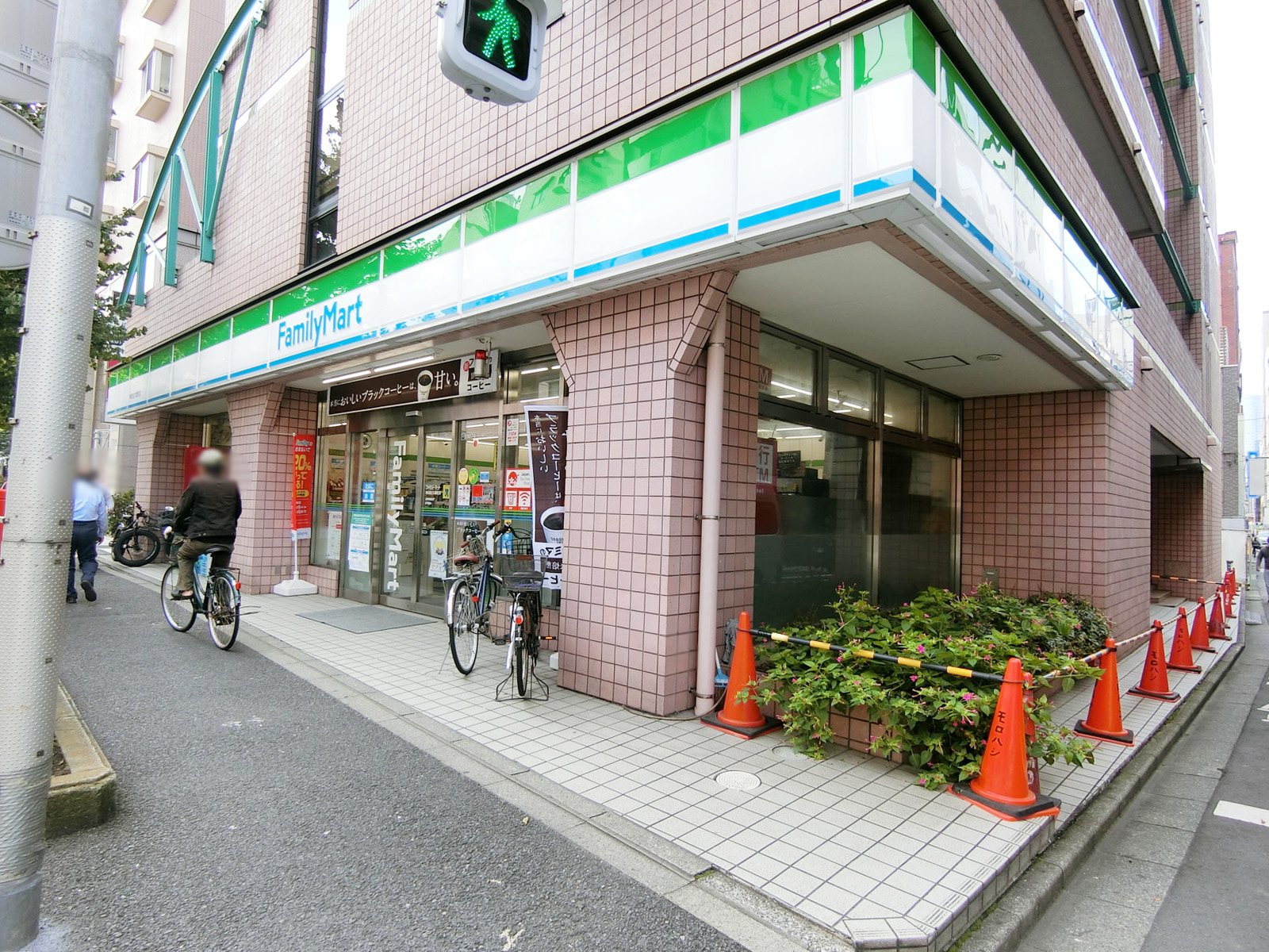 徒歩2分のファミリーマート
