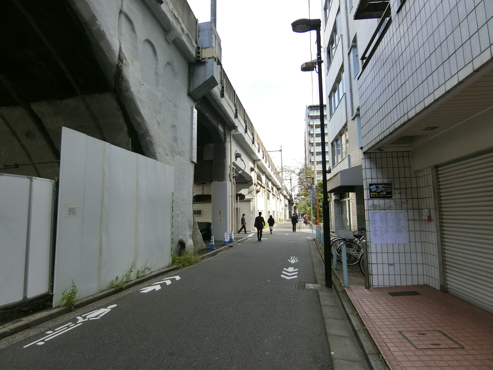 第2スヂノビル前面の通り
