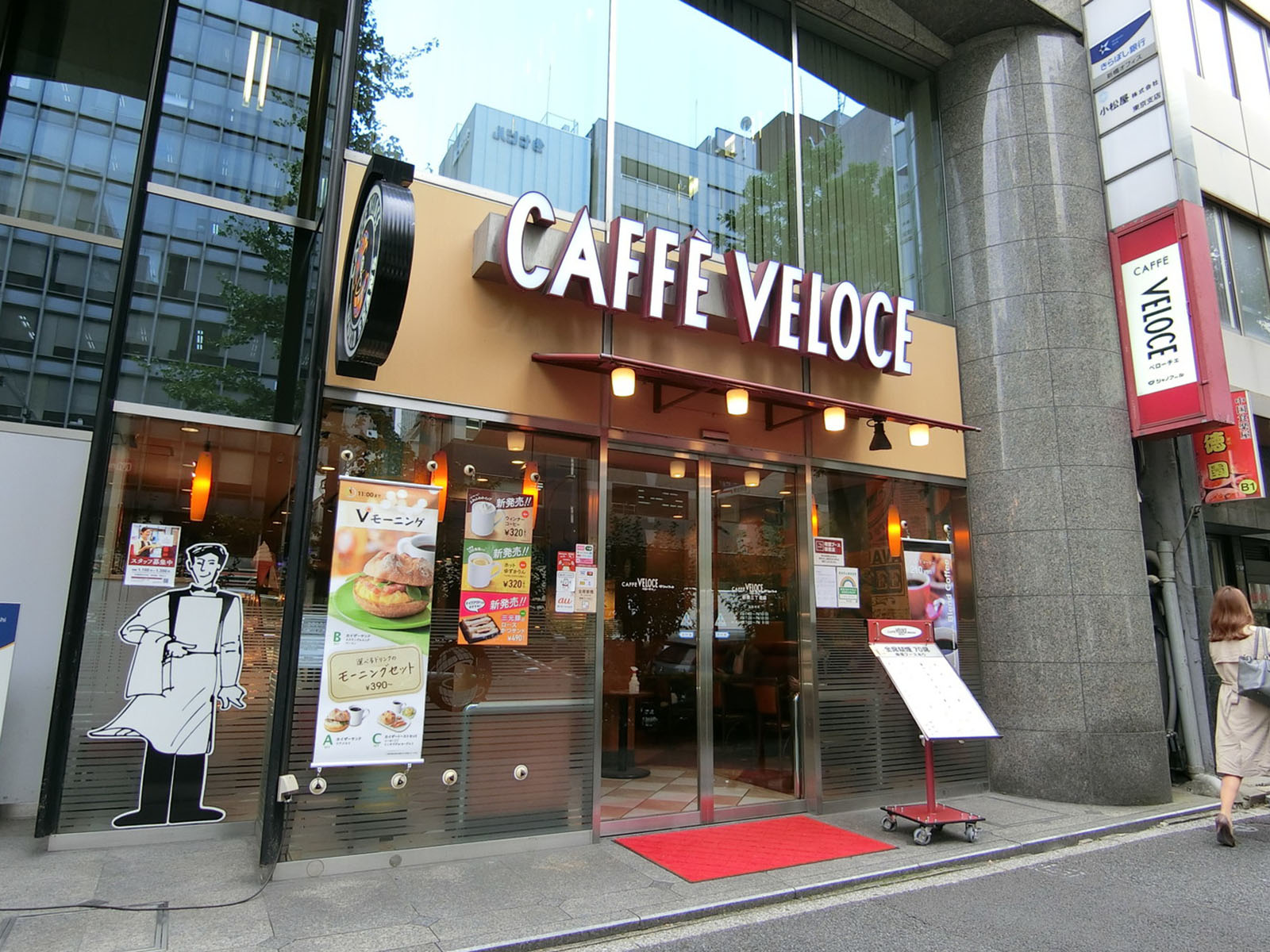 向かいにあるカフェ・ベローチェ