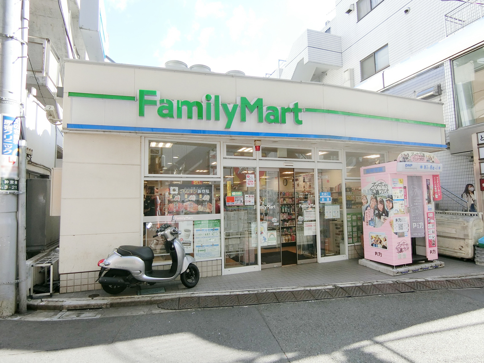 向かいのファミリーマート 原宿ストリート店
