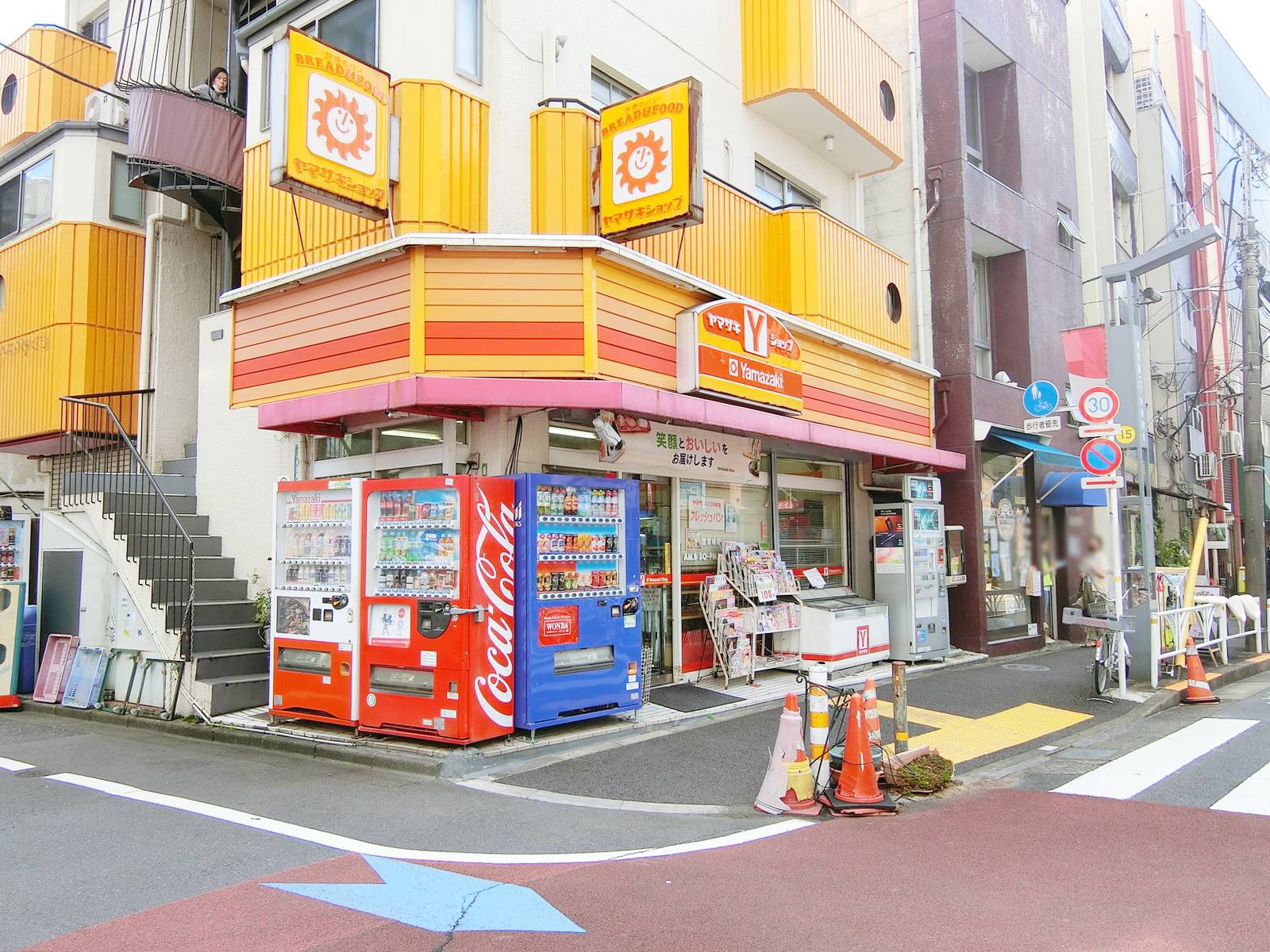 徒歩2分のヤマザキＹショップ原宿店

