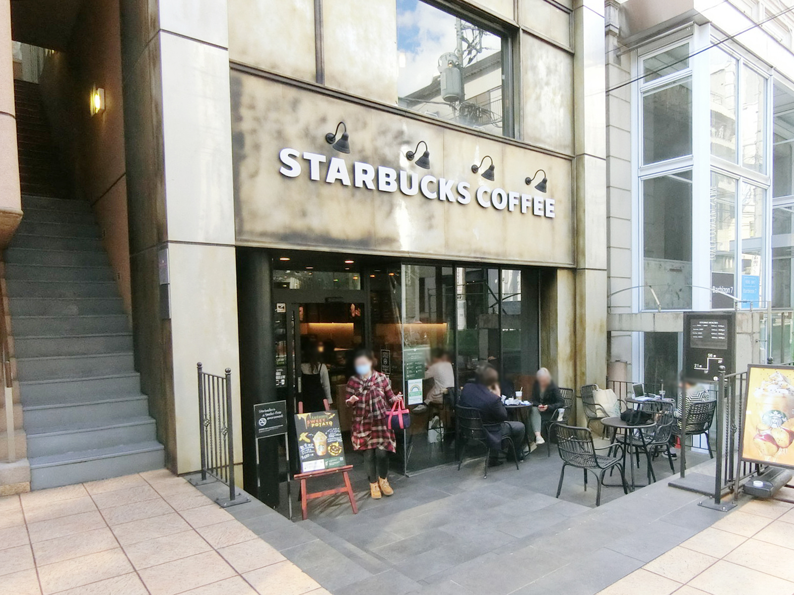 徒歩2分のスターバックスコーヒー 表参道神宮前4丁目店

