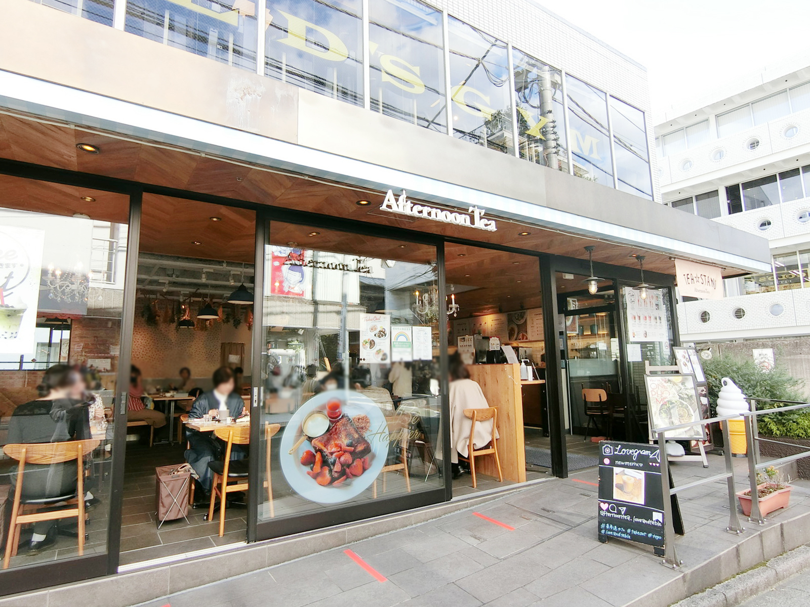 向かいのアフタヌーンティー・ラブアンドテーブル 表参道
