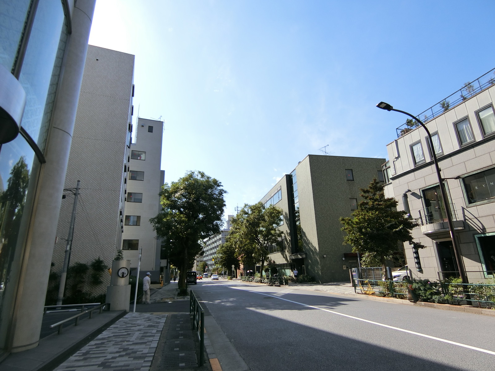 南青山4丁目ビル前面の通り
