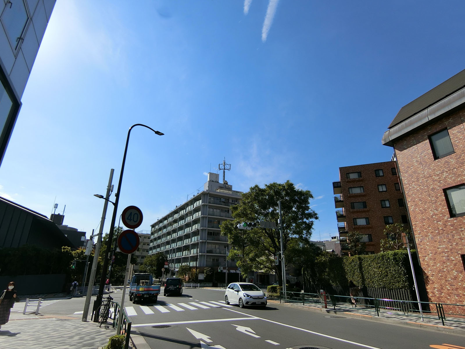 ウィン･タスビル前面の通り