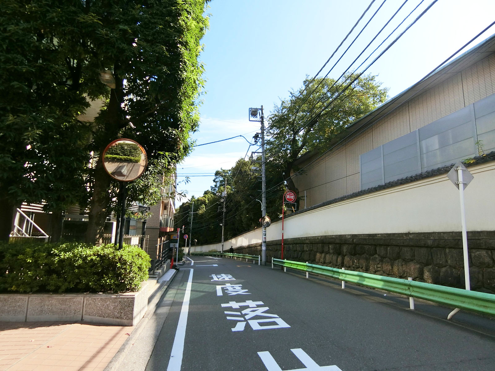 オフィスビル前面の北坂
