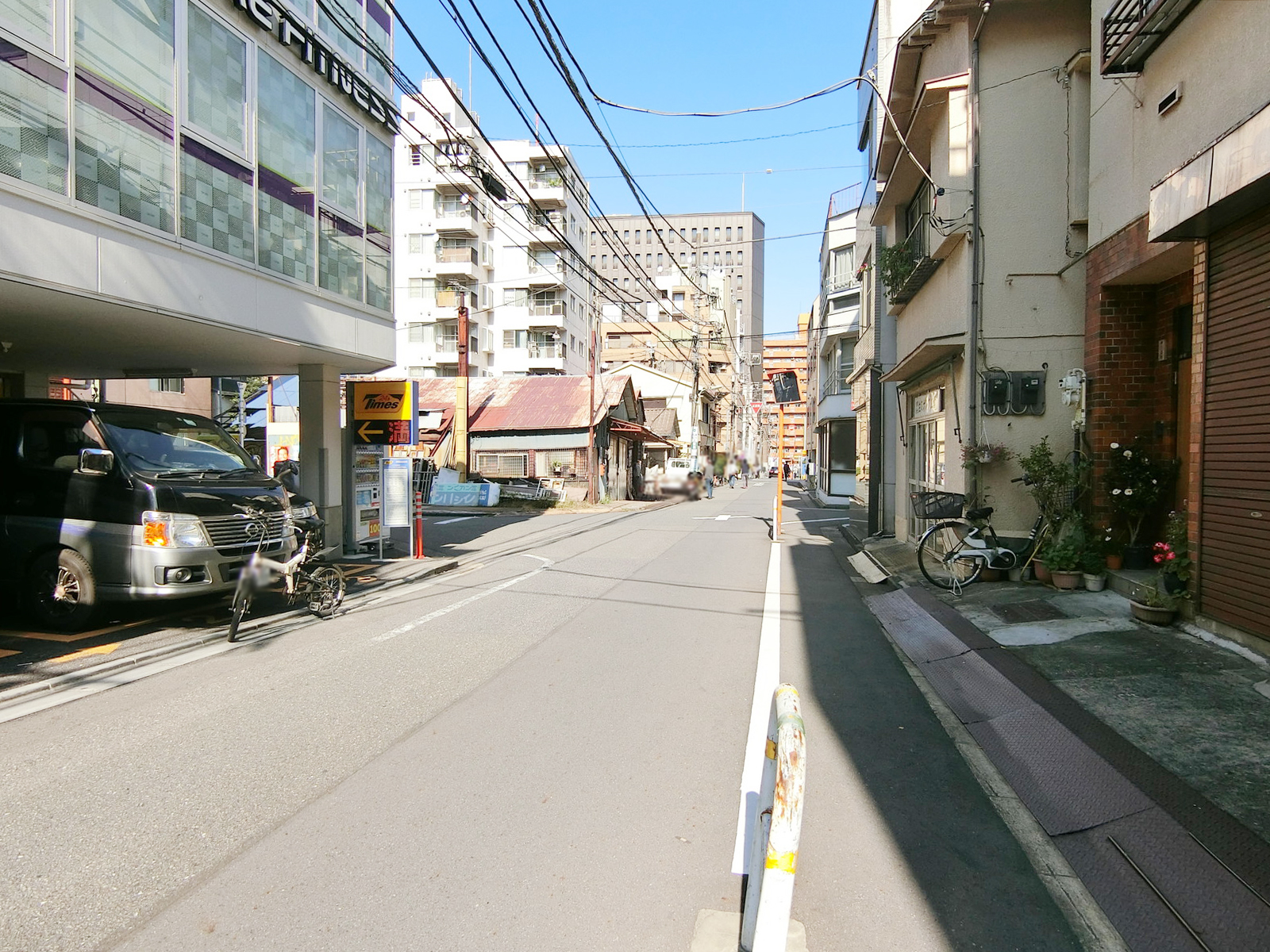 ブライトビル前面の通り