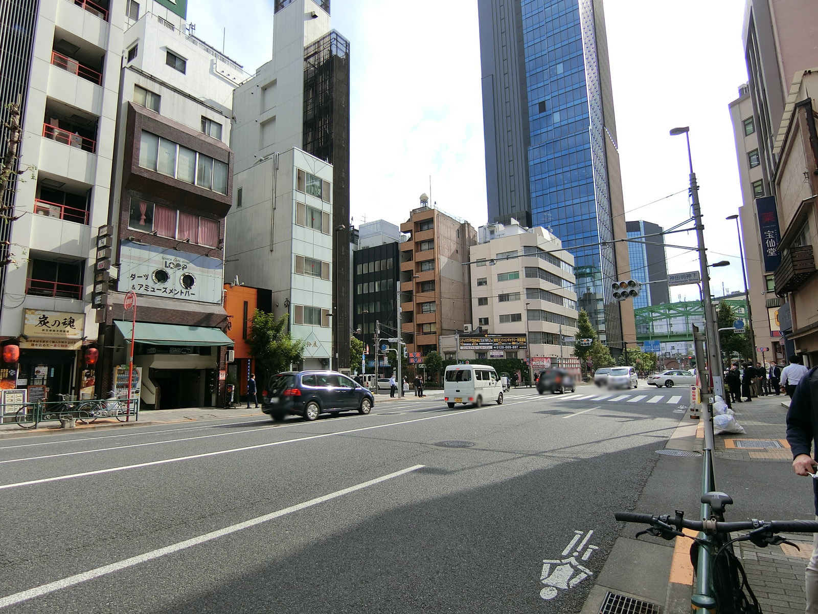 タカラビル前面の昌平橋通り