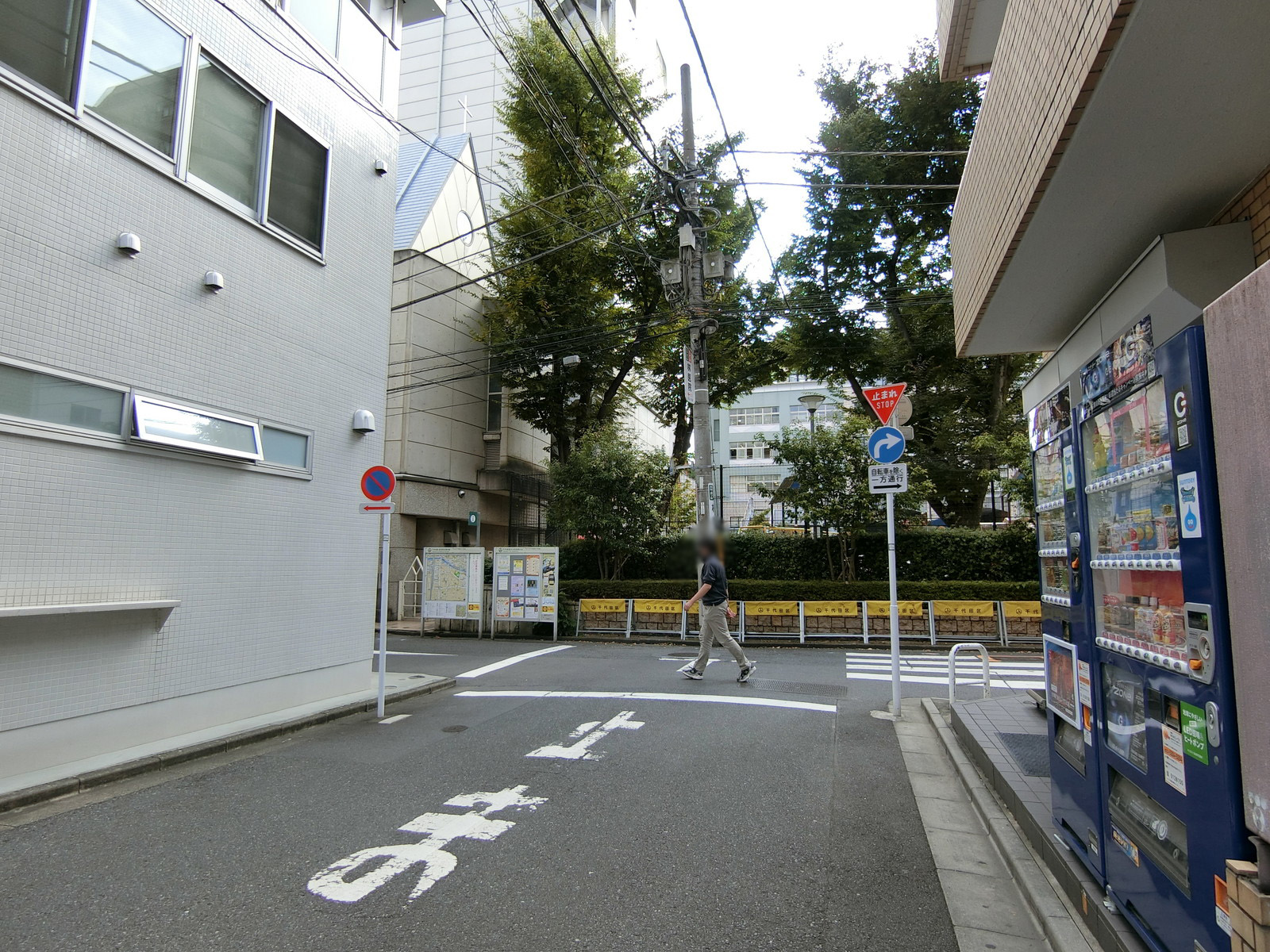 秋本ビル前面の通り
