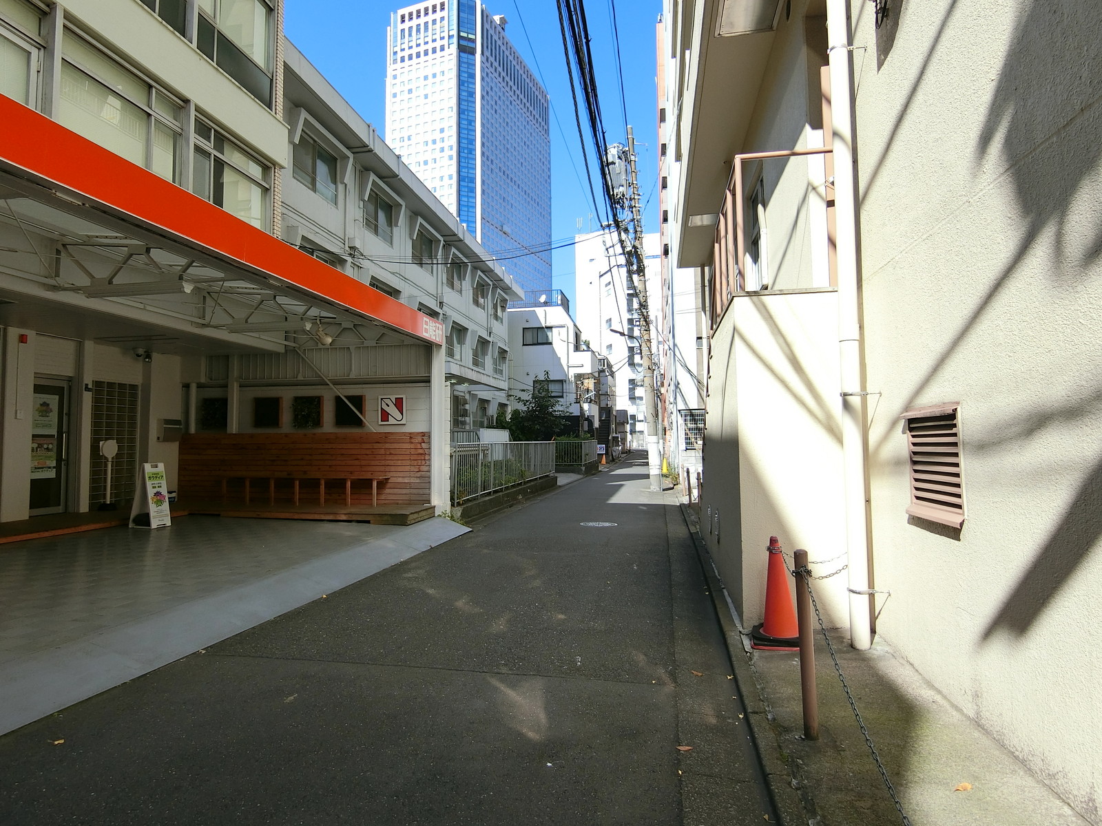 オフィスビル前面の通り