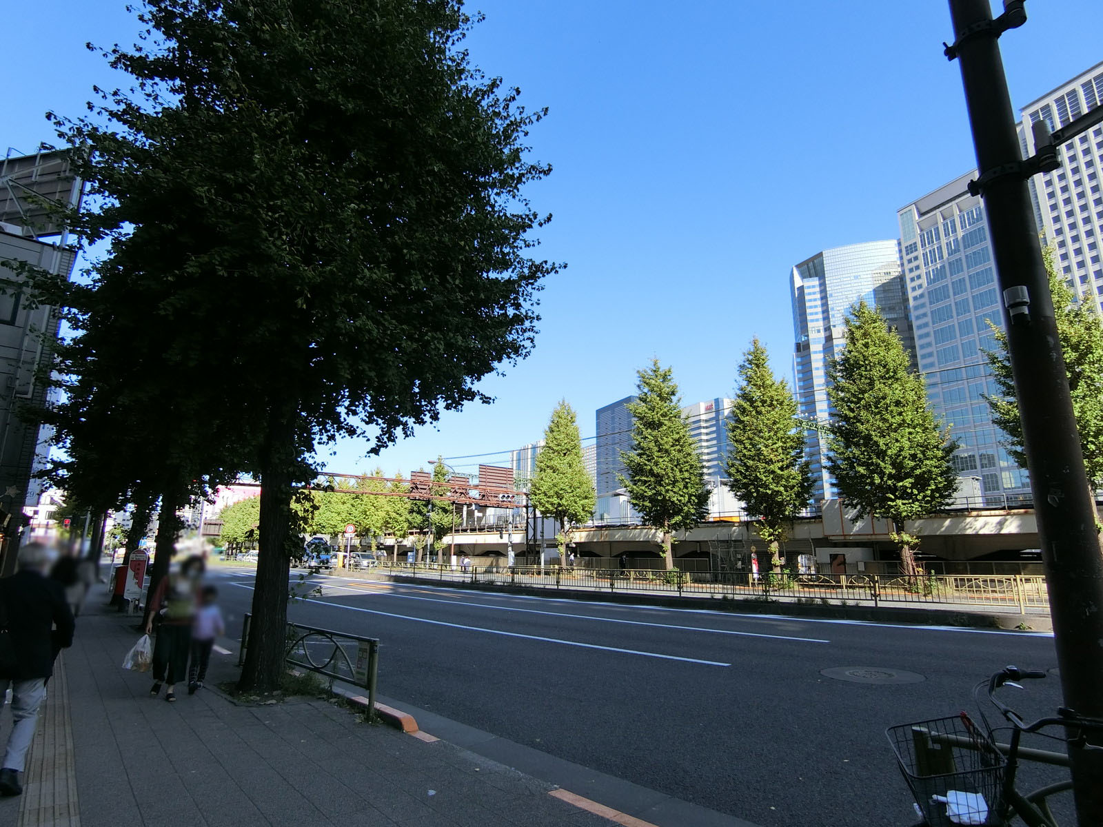 オフィスビル前面の第一京浜