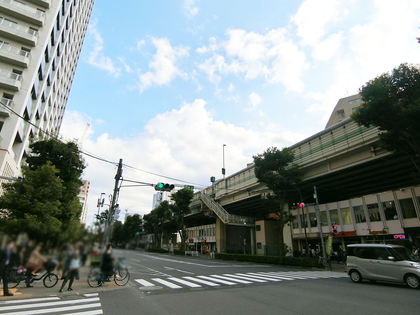 ライズアリーナビル前面の通り