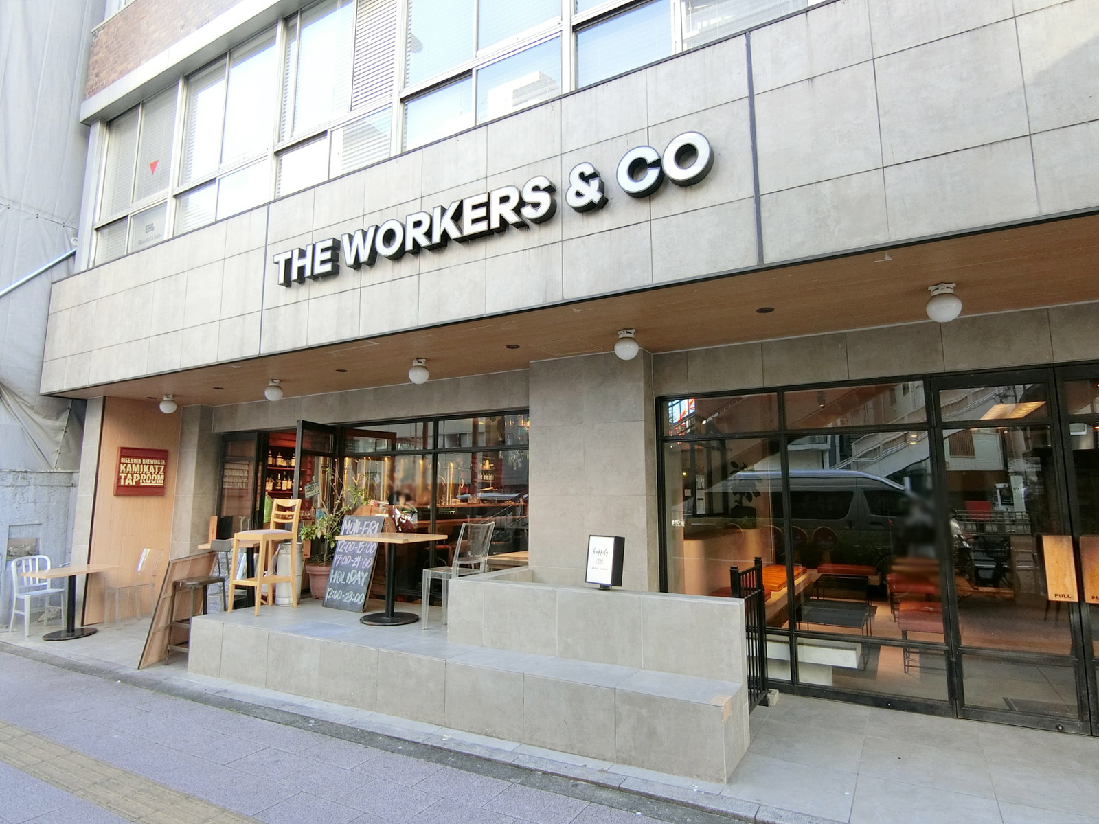 徒歩4分のTHE WORKERS & CO
